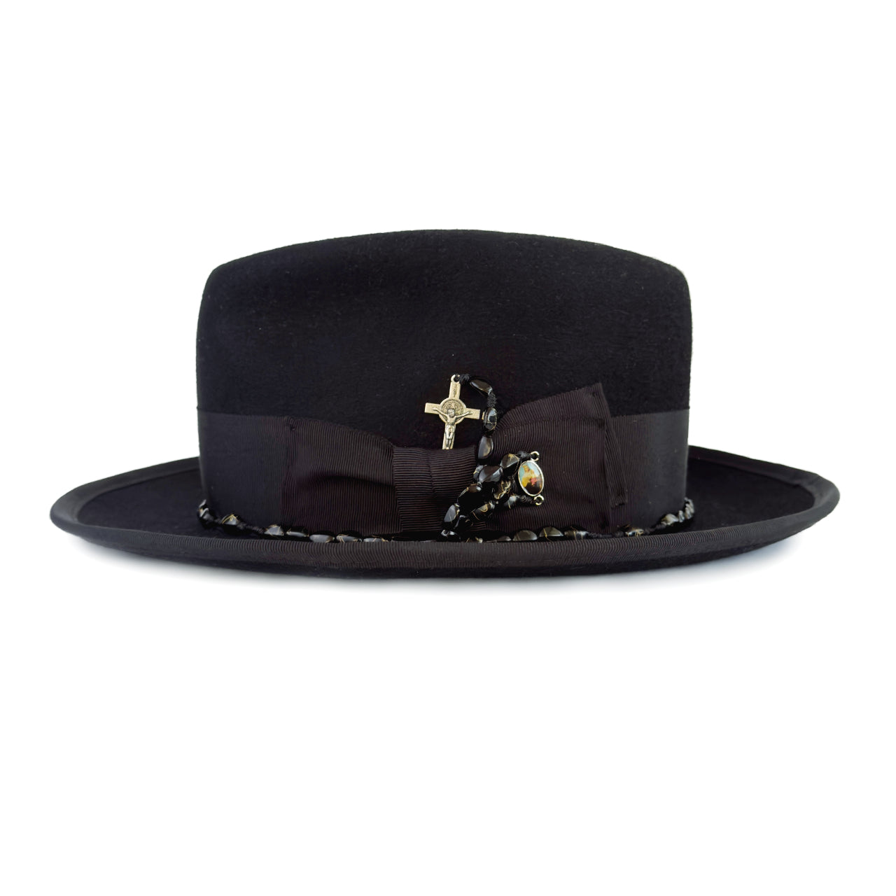 Sombrero GOYO, vista frontal con crucifijo y medalla